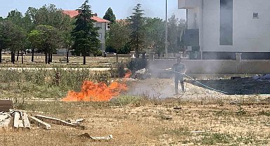 Karaman'da tutuşan inşaat atıkları büyümeden söndürüldü