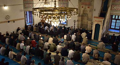 Karapınar'da bayram namazında vatandaşlar camilere akın etti