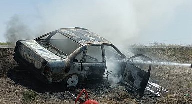 Karapınar'da otomobil yanarak kullanılamaz hale geldi