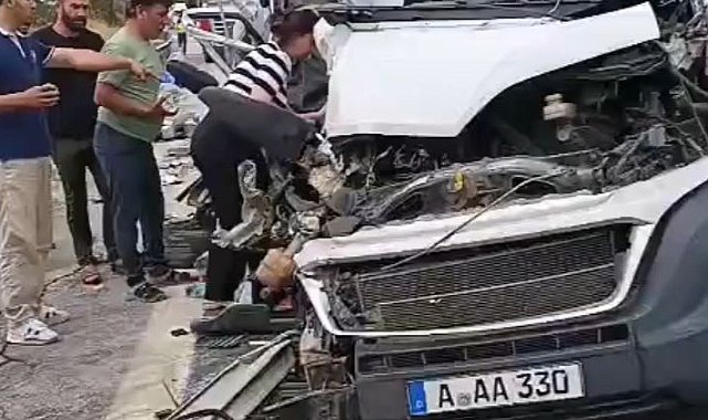 Karavan minibüs kamyonete çarptı: 1 ölü, 1 yaralı