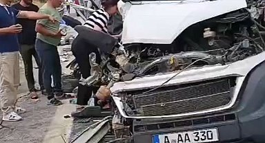 Karavan minibüs kamyonete çarptı: 1 ölü, 1 yaralı