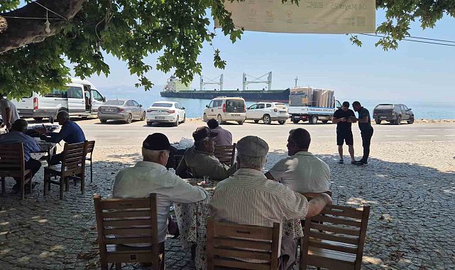 Karaya oturan gemiyi köy kahvesinden izliyorlar