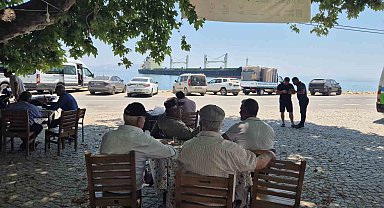 Karaya oturan gemiyi köy kahvesinden izliyorlar