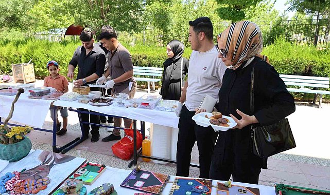 Karnelerini aldılar, yardım için okulu terk etmediler