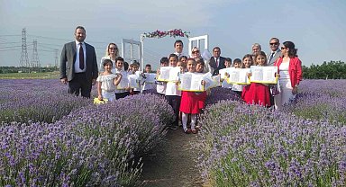 Karnelerini mor tarlada aldılar