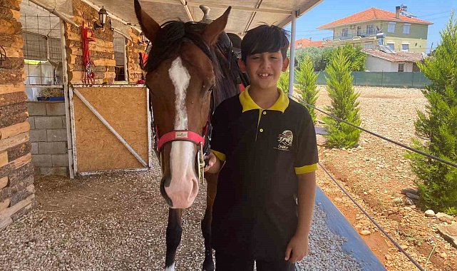 Karnesini almaya okula atıyla geldi, gören gözlerine inanamadı