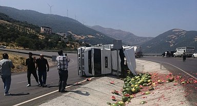 Karpuz yüklü kamyon devrildi: 1 yaralı