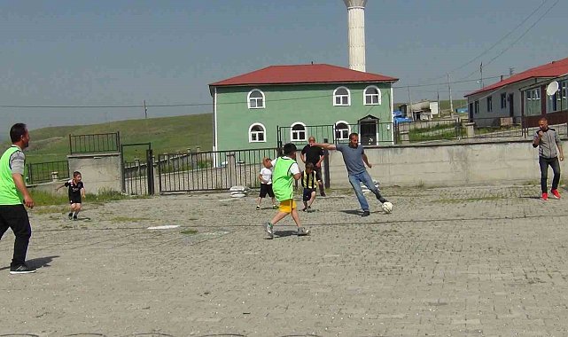Kars'ta 'Babalar Günü' futbol coşkusuyla kutlandı