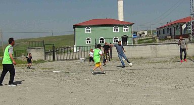 Kars'ta 'Babalar Günü' futbol coşkusuyla kutlandı