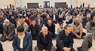 Kars'ta bayram namazında camiler doldu