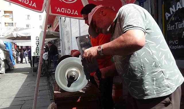 Kars'ta bıçaklar kurbanlar için bileniyor