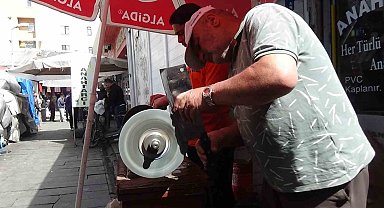 Kars'ta bıçaklar kurbanlar için bileniyor