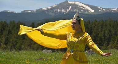 Kars'ta çiçekler arasında Kafkas Dansı, görenleri mest etti