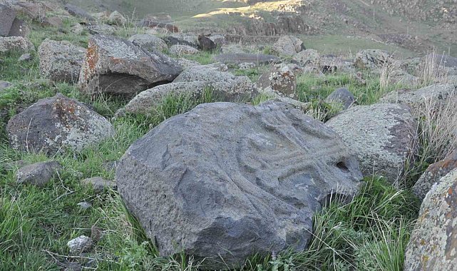 Kars'ta haçlı mezar taşları dikkat çekiyor