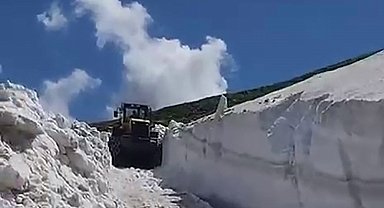 Kars'ta, haziran ayının ortasında karla mücadele