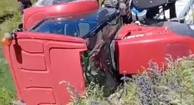 Kars'ta traktör şarampole devrildi