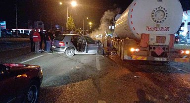 Karşı şeride geçen otomobil, akaryakıt tankeriyle çarpıştı: 1 ölü