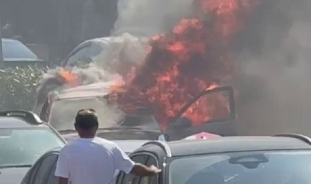 Kartal'da otomobil alev alev yandı