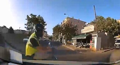 Kartal'da otomobille çarpışan motosikletli havaya savruldu
