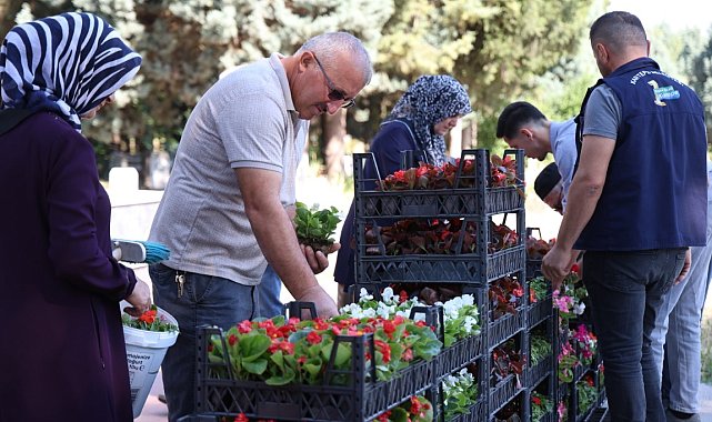 Kartepe'de mezarlıklarda çiçek dağıtımı yapıldı