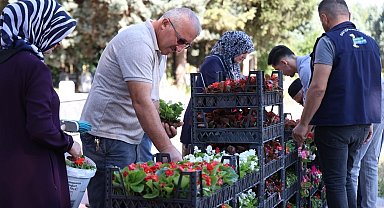 Kartepe'de mezarlıklarda çiçek dağıtımı yapıldı