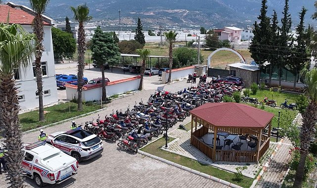 Kaş'ta motosikletlere yönelik huzur ve güven uygulamasında 145 araç trafikten men edildi