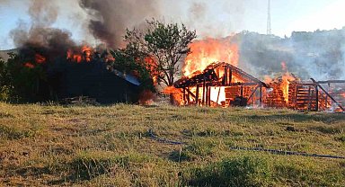 Kastamonu'da 3 samanlık ile odunluk ve garaj yandı