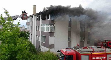 Kastamonu'da alevlere teslim olan daire kullanılamaz hale geldi