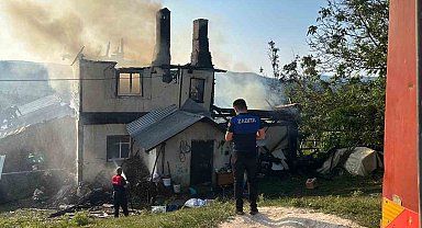 Kastamonu'da iki katlı ahşap evde yangın
