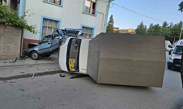 Kastamonu'da kamyonet park halindeki otomobile çarptı: 1 yaralı