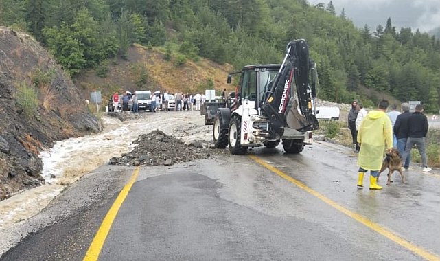 Kastamonu'da kuvvetli sağanak karayolunu ulaşıma kapattı