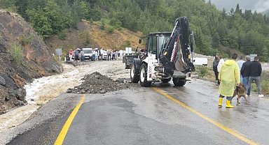 Kastamonu'da kuvvetli sağanak karayolunu ulaşıma kapattı