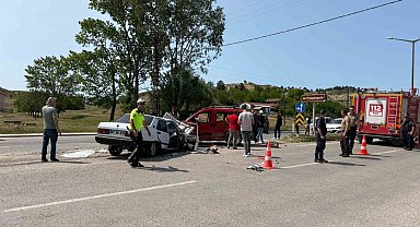 Kastamonu'da Tofaş otomobil ile hafif ticari araç çarpıştı: 5 yaralı