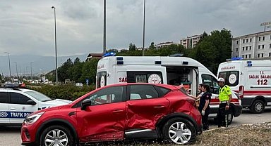 Kavşakta iki otomobil çarpıştı: 3 yaralı