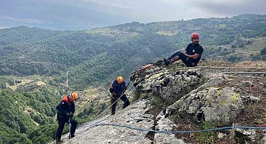 Kayalıklarda mahsur kalan keçiler kurtarıldı