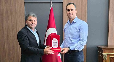 Kaymakam Artar, plaket ile uğurlandı