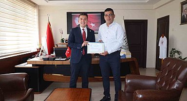 Kaymakam Gündoğdu'dan örnek muhtara teşekkür belgesi