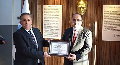 Kaymakam Kurt'a 'Fahri hemşehrilik beratı'