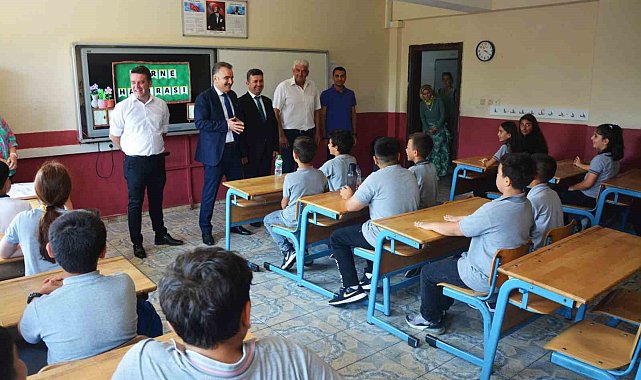 Kaymakam Odabaş öğrencilerin karne sevincine ortak oldu