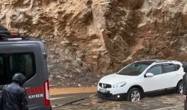 Kayseri'de heyelan nedeniyle yolda mahsur kalan araçlar kurtarıldı