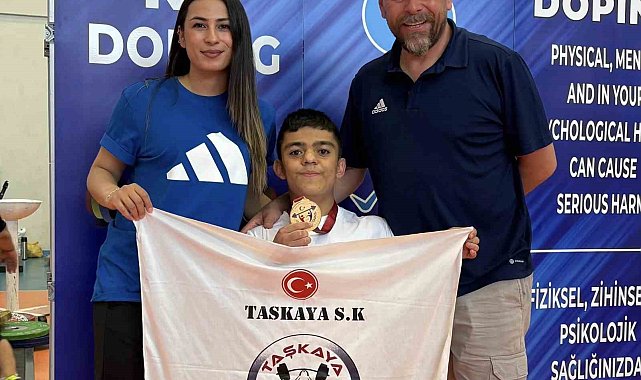 Kayserili bedensel engelli haltercilerden iki altın madalya