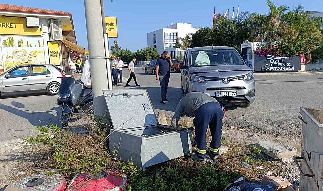 Kaza yapan araçlar elektrik panosu devirdi