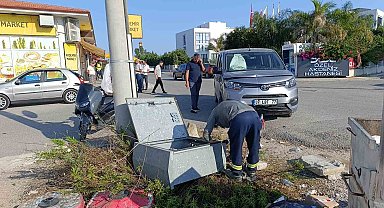 Kaza yapan araçlar elektrik panosu devirdi