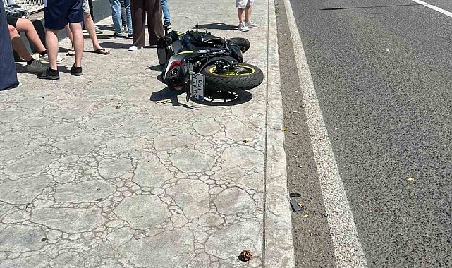 Kaza yapan motosiklet sürücüsünü kask korudu