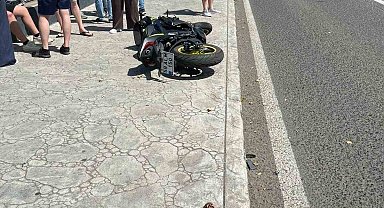 Kaza yapan motosiklet sürücüsünü kask korudu