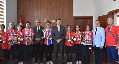 Kazandıkları kupa ve madalyaları, Salihli Kaymakamı Güldoğan'a götürdüler