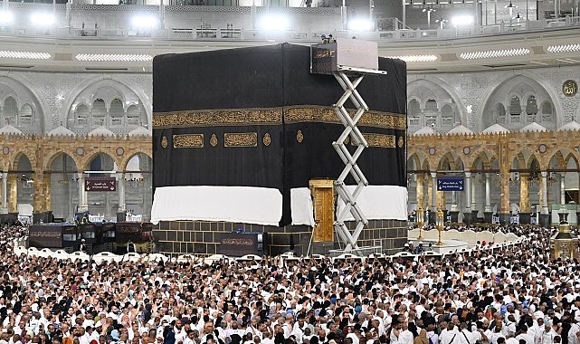 Kâbe'nin örtüsü değiştirildi