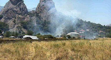 Kemer'de çalılık alanda yangın