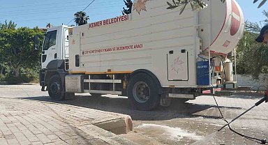 Kemer'de çöp konteynerleri dezenfekte ediliyor