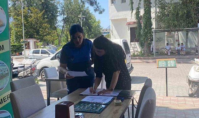 Kemer'de zabıta fiyat etiketlerini denetledi